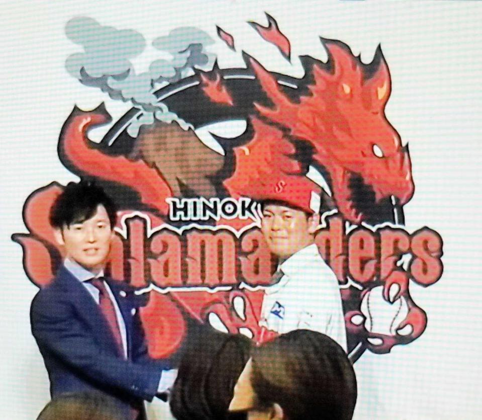 　火の国サラマンダーズの入団会見に臨み、ユニホームに袖を通した小窪。左は神田康範代表取締役社長兼ＧＭ（Ｙｏｕｔｕｂｅチャンネル・クマモトカラーｃｈから）