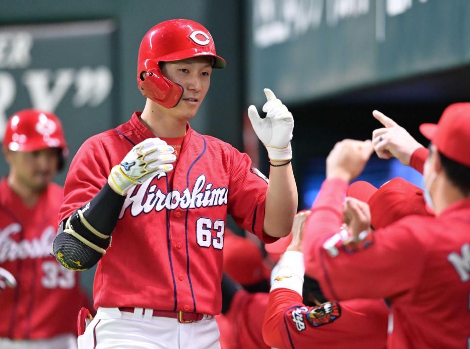 　ナインの出迎えを受ける西川（撮影・立川洋一郎）