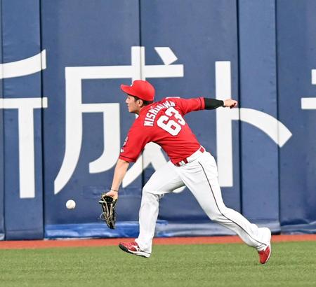 　２回、西川は福田の打球に懸命にグラブを出すも捕球できず三塁打となる（撮影・山口登）