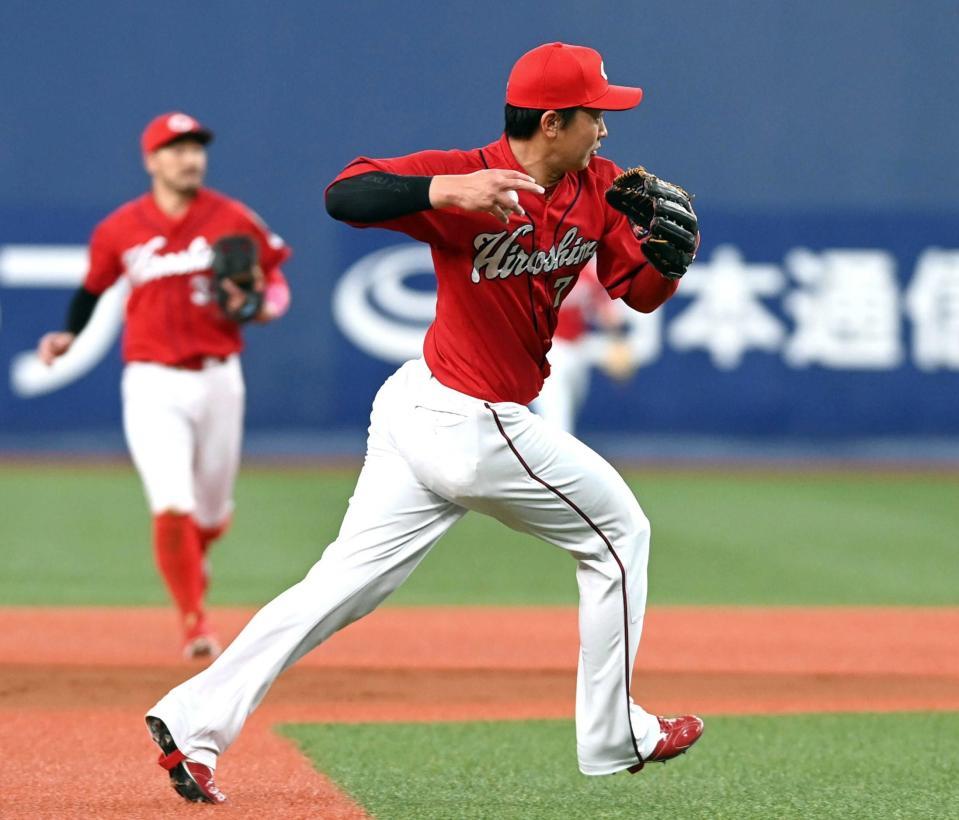 　２回、堂林は、杉本の打球を捕球するも一塁へ送球できず内野安打に（撮影・山口登）