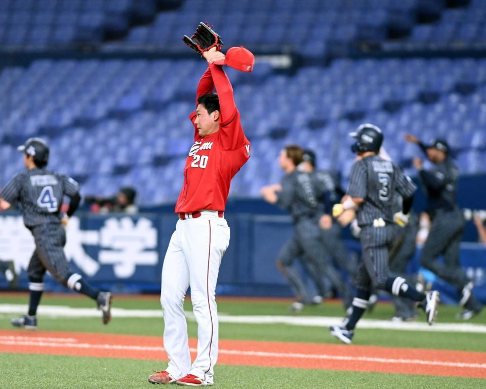 　９回、Ｔ－岡田にサヨナラ打を打たれ、ぼう然とする栗林（撮影・山口登）