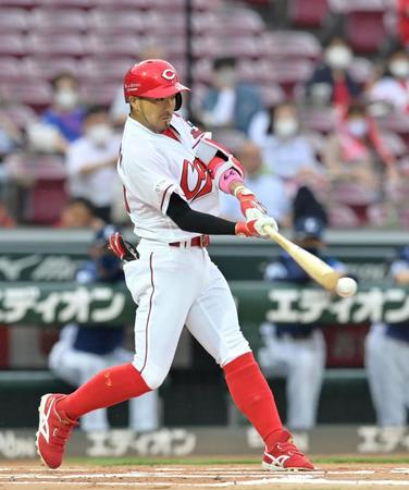 　１回、左翼線へ二塁打を放つ菊池涼（撮影・立川洋一郎）