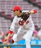 　西武打線を相手に力投する先発の大瀬良（撮影・立川洋一郎）