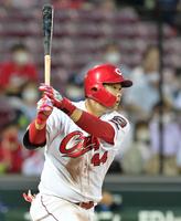 　４回、右前打を放つ林（撮影・立川洋一郎）