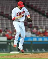 　６回、西武・栗山から空振り三振を奪い、飛び上がって感情を爆発させる大瀬良（撮影・立川洋一郎）