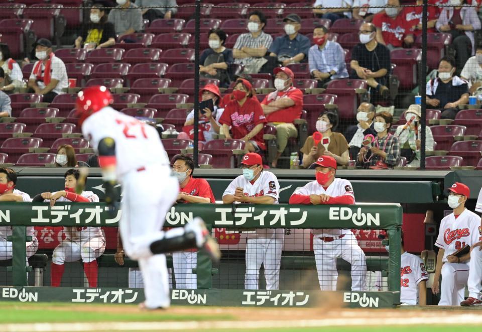 ９回裏広島１死一塁、代打・広島・会沢翼（手前）が併殺打となり、力なくグラウンドを見つめる広島・佐々岡真司監督（右から２人目）ら＝マツダスタジアム（撮影・立川洋一郎）