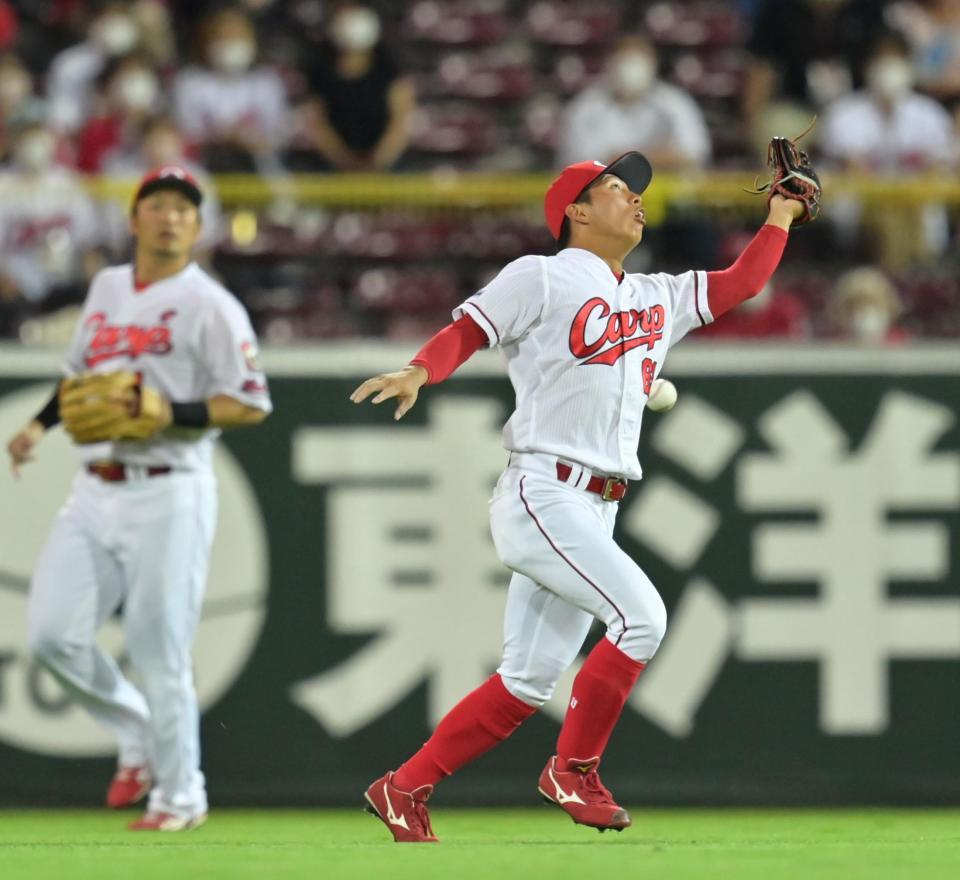 　６回、中村の打球を捕球し損ねる羽月＝１４日・西武戦