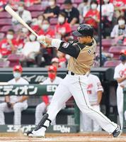 　３回日本ハム２死一、二塁、王柏融が一塁に適時内野安打を放つ＝マツダ