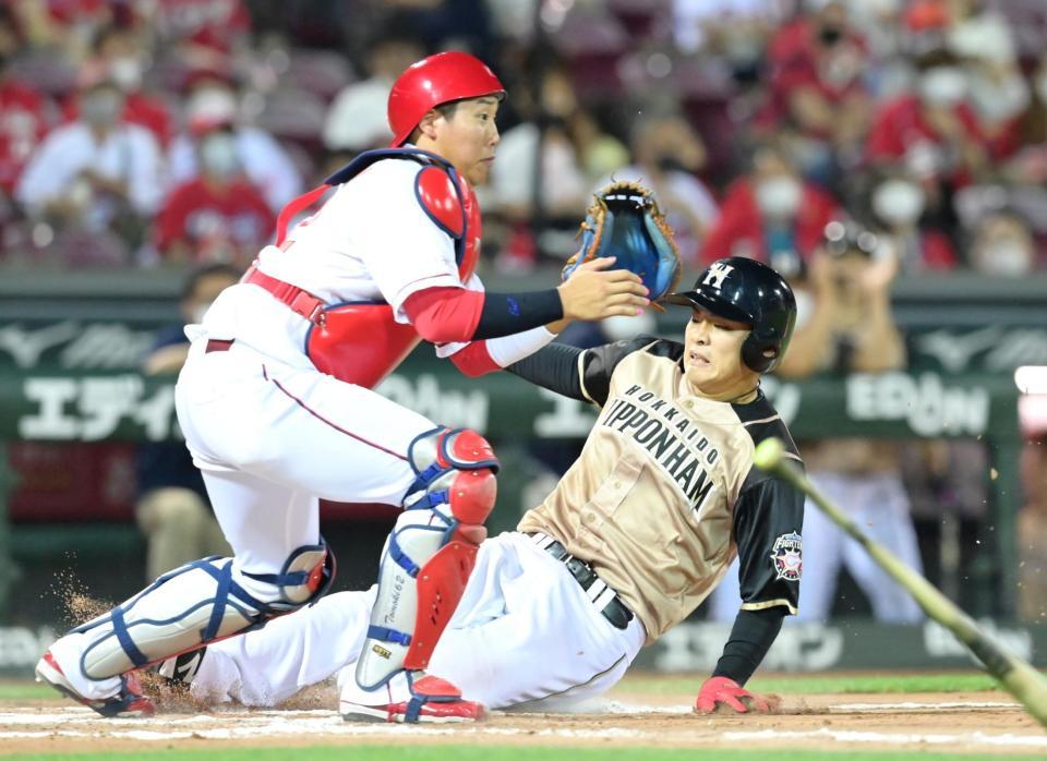 　６回、スクイズで本塁へ滑り込む三走・野村（捕手・石原）