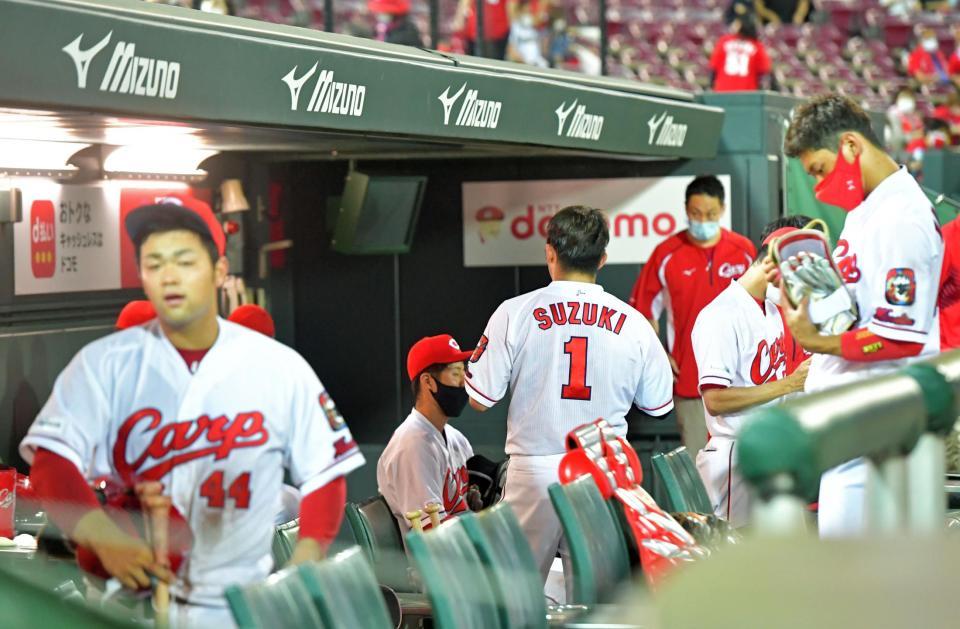 　交流戦最終戦を敗戦で終えて引き揚げる広島ナイン（撮影・立川洋一郎）