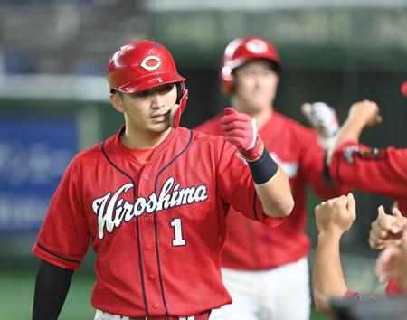 　３回、林の走者一掃二塁打で生還し、ナインに迎えられる鈴木誠（撮影・高石航平）