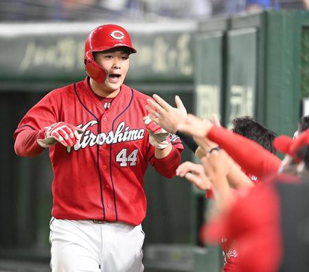 　３回、菊池涼の適時内野安打で生還し、ナインにタッチで迎えられる林（撮影・高石航平）