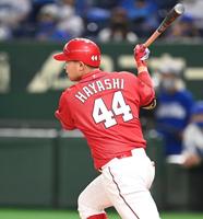 ３回広島無死一・三塁、勝ち越し適時打を放つ広島・林晃汰＝東京ドーム（撮影・高石航平）