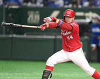 ５回、猛打賞となる３本目の安打を放つ広島・林晃汰＝東京ドーム（撮影・高石航平）