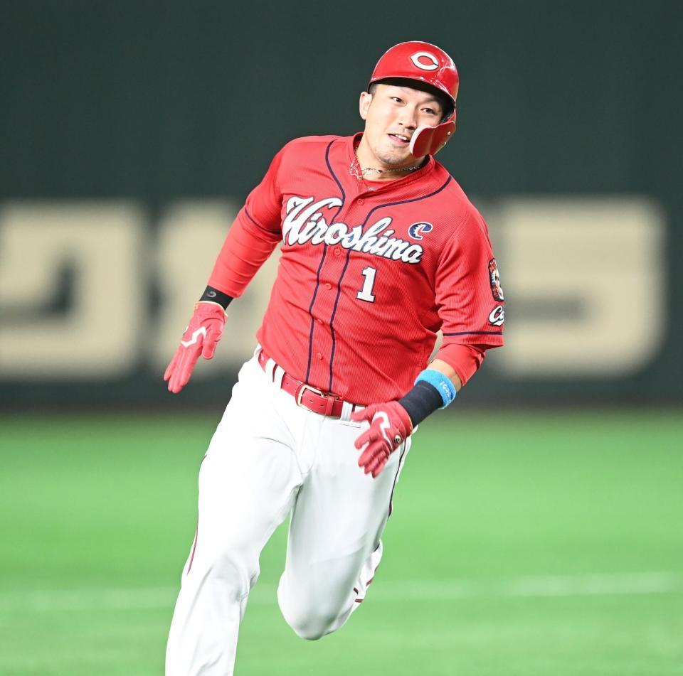 １回、林の適時打で一塁から激走する鈴木誠＝東京ドーム（撮影・高石航平）