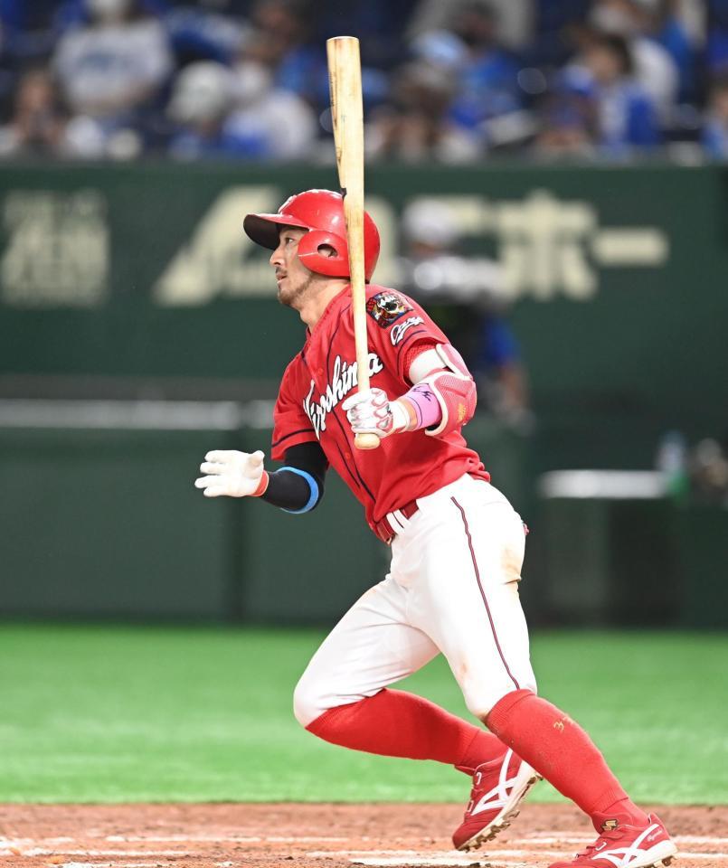 ４回、安打を放つ広島・菊池涼介＝東京ドーム（撮影・高石航平）