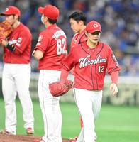 ４回ＤｅＮＡ２死満塁、ＤｅＮＡ・伊藤光に走者一掃適時二塁打を許したところで降板が告げられた広島・大道温貴（右）＝東京ドーム（撮影・高石航平）