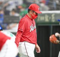 ６回、選手交代を告げベンチに戻る佐々岡監督（撮影・高石航平）