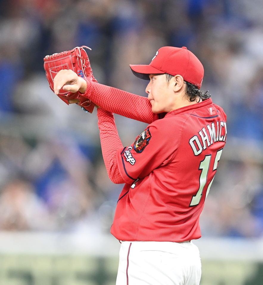 ３回ＤｅＮＡ２死満塁、ＤｅＮＡ　タイラー・オースティンに満塁弾を許し汗をぬぐう広島・大道温貴＝東京ドーム（撮影・高石航平）