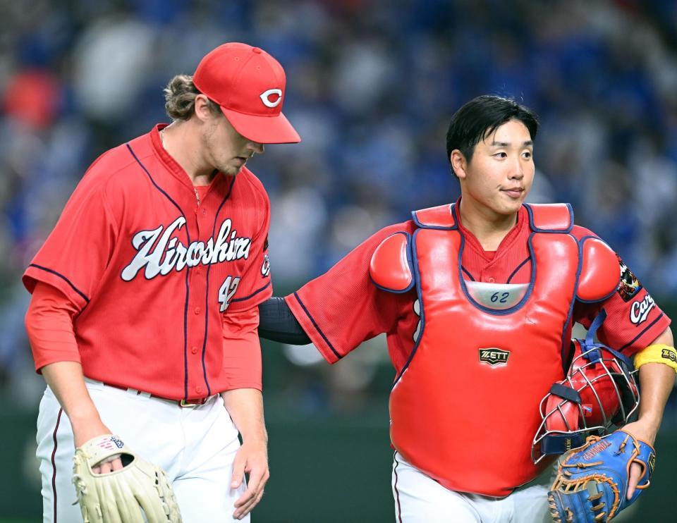 ８回を無失点に抑え、バード（左）の背中を叩く石原（撮影・高石航平）