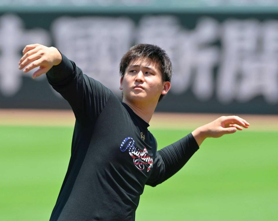 登板に備えて調整する高橋昂　