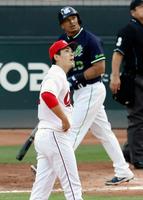 ３回、ヤクルトのオスナ（奥）に３ランを浴びた広島・九里＝マツダ