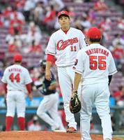 　３回、オスナ（左から２人目）に３ランを浴びた九里（撮影・立川洋一郎）