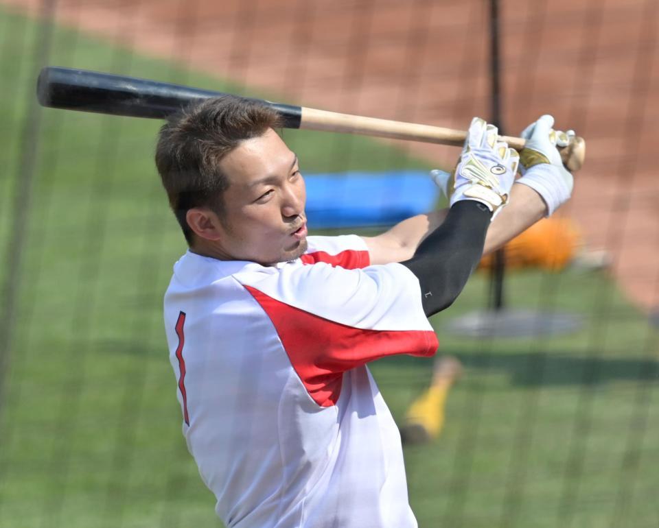 　打撃練習をする鈴木誠（撮影・立川洋一郎）