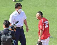　日本代表の稲葉監督（左）と談笑する菊池涼