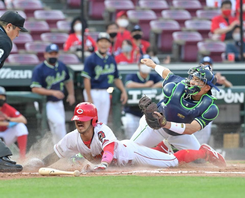 　１回、小園の中犠飛で本塁へ突入し同点に追いつく三走・菊池涼。右は捕手・中村