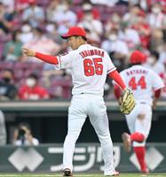 ４回表中日１死一塁、中日・堂上を併殺打に仕留め、打球を処理し広島・小園をたたえながらベンチへ戻る広島・玉村＝マツダスタジアム（撮影・立川洋一郎）