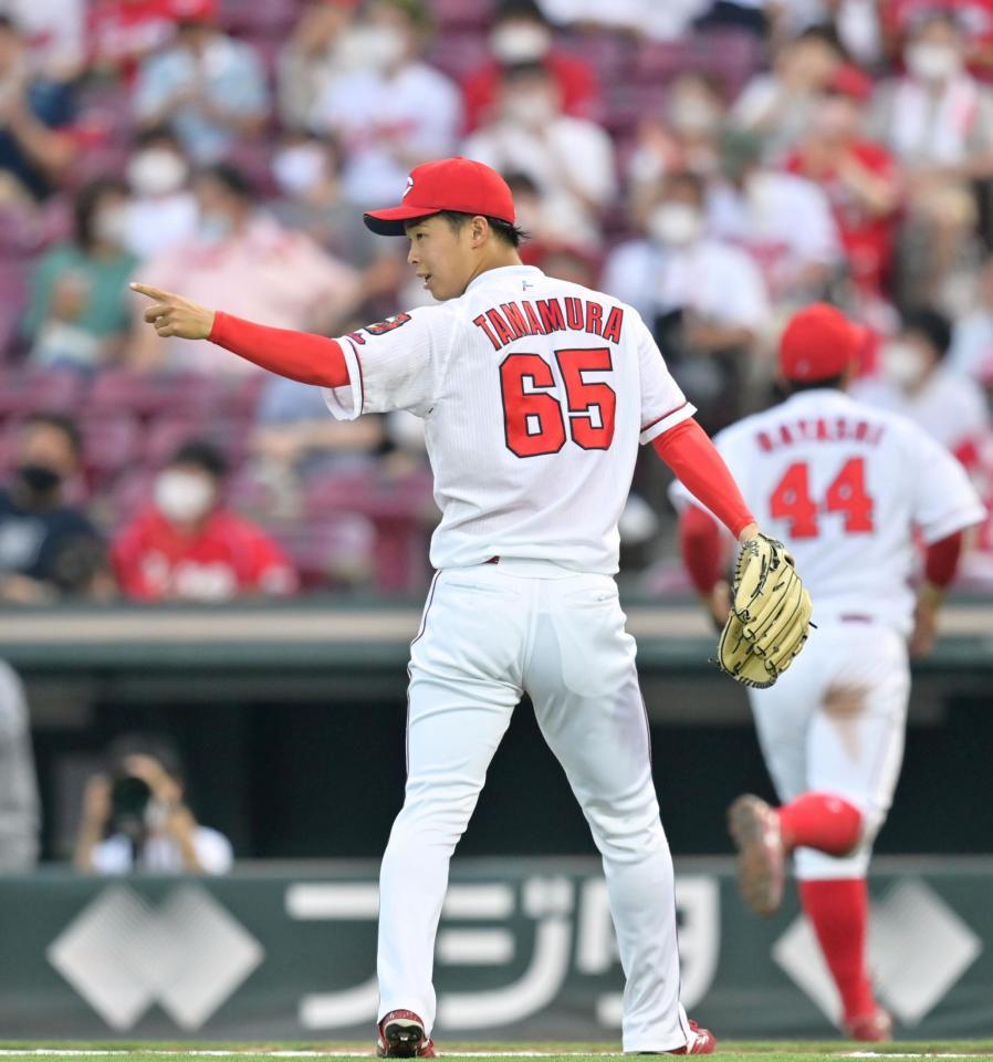 ４回表中日１死一塁、中日・堂上を併殺打に仕留め、打球を処理し広島・小園をたたえながらベンチへ戻る広島・玉村＝マツダスタジアム（撮影・立川洋一郎）