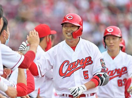 　７回、代打で３ランを放ち、ナインの出迎えに笑顔を見せる広島・長野（撮影・立川洋一郎）