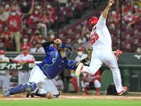 　９回、小園の左前打で本塁を突くもタッチアウトになる二走・松山。左は捕手・木下（撮影・立川洋一郎）