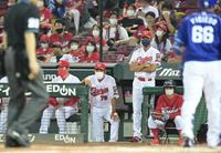 　８回、ビシエド（右）に３ランを打たれて勝ち越され、ベンチでぼうぜんとする佐々岡監督（左端）ら（撮影・立川洋一郎）