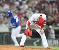 　８回、ビシエド（左）に勝ち越し３ランを浴び、マウンドでうなだれる塹江（撮影・立川洋一郎）