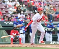 　２回、右中間へ２点適時二塁打を放つ広島・大道（撮影・立川洋一郎）