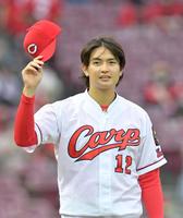 　ヒーローインタビューを終え、ファンの声援に応える広島・大道（撮影・立川洋一郎）