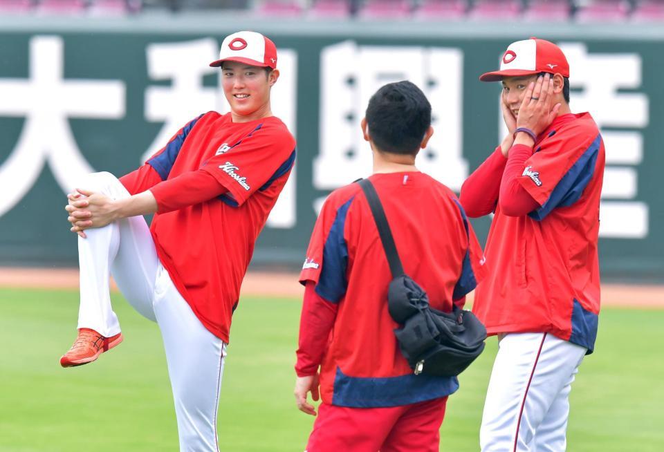 ウオーミングアップをしながら談笑する森下（左）と栗林（右）＝マツダスタジアム（撮影・立川洋一郎）