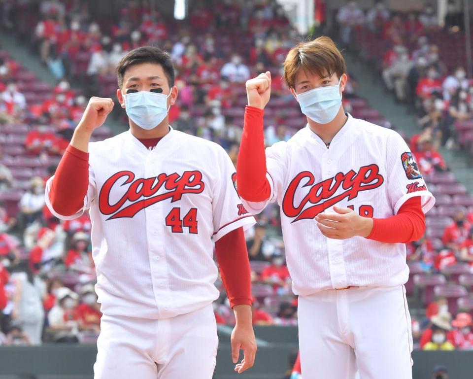 ９回、中日の攻撃が無失点で終わり、ベンチ前に出てナインを迎える広島・林晃汰（左）と森下暢仁（撮影・立川洋一郎）