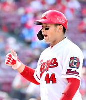 　ナインの出迎えに応える林（撮影・立川洋一郎）　