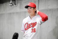 ファン投票でオールスターに選出され、会見する森下（球団提供）