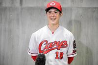 ファン投票でオールスターに選出され、会見する森下（球団提供）