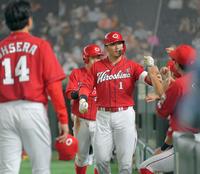 　１回、先制２ランを放ちナインとタッチを交わす鈴木誠（中央）。左手前は先発・大瀬良（撮影・開出牧）