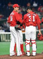 　３回６失点と巨人打線にＫＯされた大瀬良（撮影・佐藤厚）