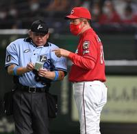 　６回、投手交代を告げる佐々岡監督（撮影・開出牧）