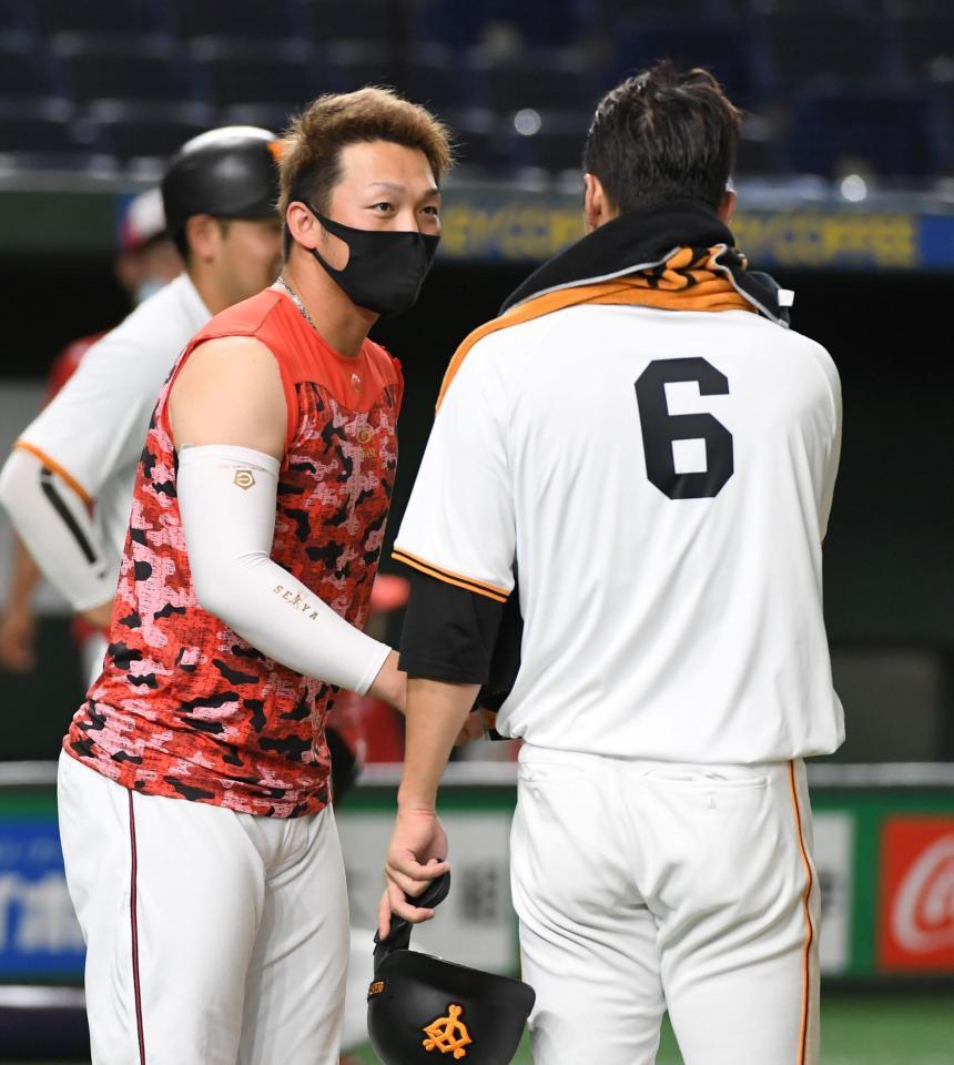 　坂本（右）にあいさつする鈴木誠（撮影・佐藤厚）