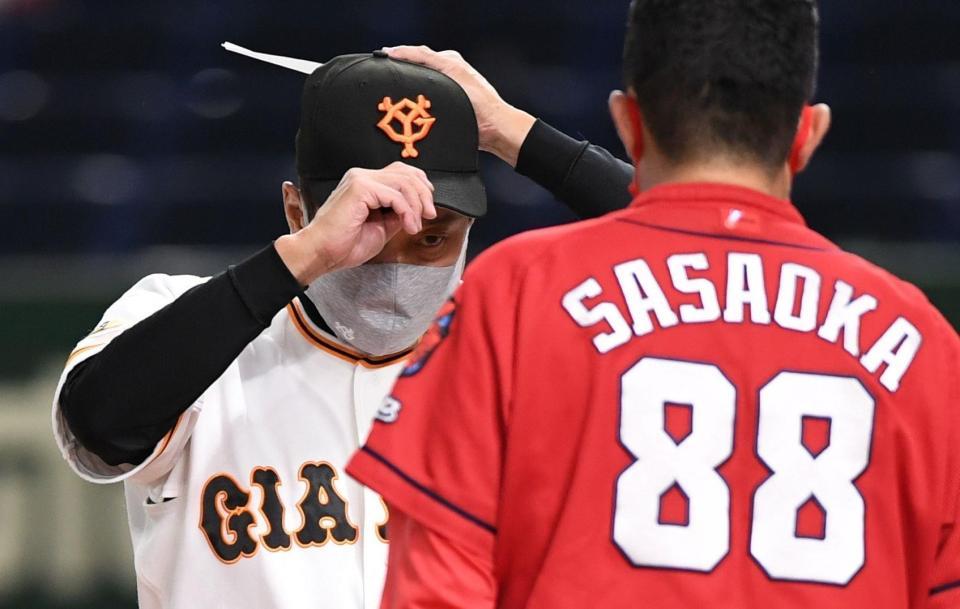 　メンバー表の交換を行う原監督（後方）。手前は佐々岡監督（撮影・開出牧）