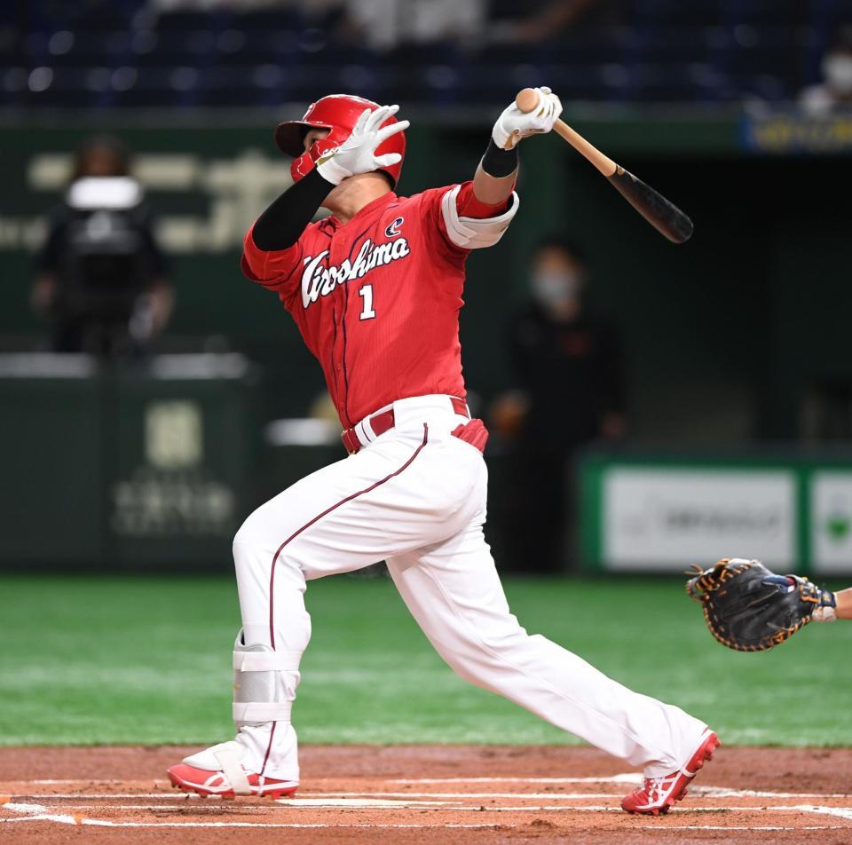 　１回、先制の２ランを放つ鈴木誠（撮影・開出牧）