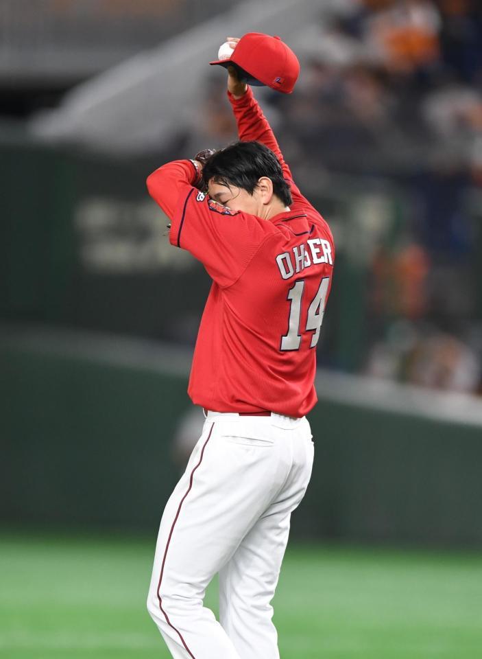 　３回、岡本和の左前適時打で同点に追いつかれ汗をぬぐう大瀬良（撮影・開出牧）